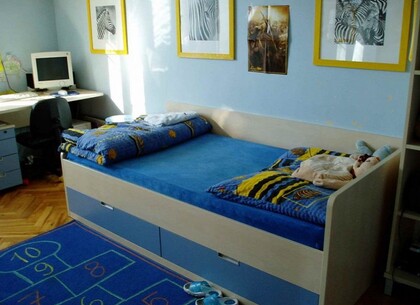 Postel s úložnými prostory