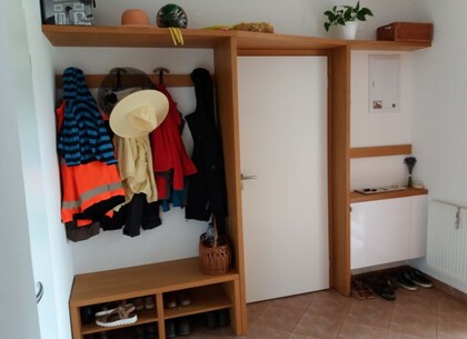 Sestava s botníkem na míru