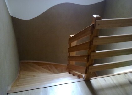Točité schodiště z masivu