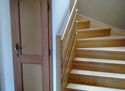 Kvalitní dřevěné schodiště se zábradlím